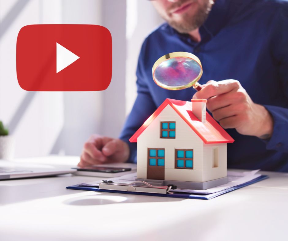 Afbeelding met persoon die vergrootglas op huisje richt en youtube knop